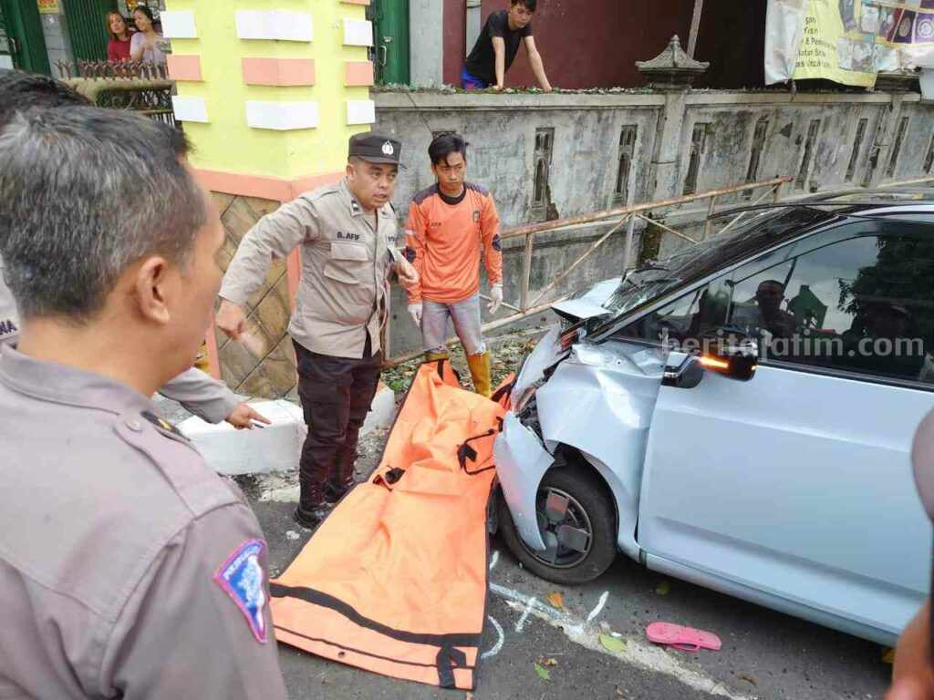 Mobil Listrik di Mojokerto Tabrak Petugas DLH Hingga Tewas Foto Berita Jatim