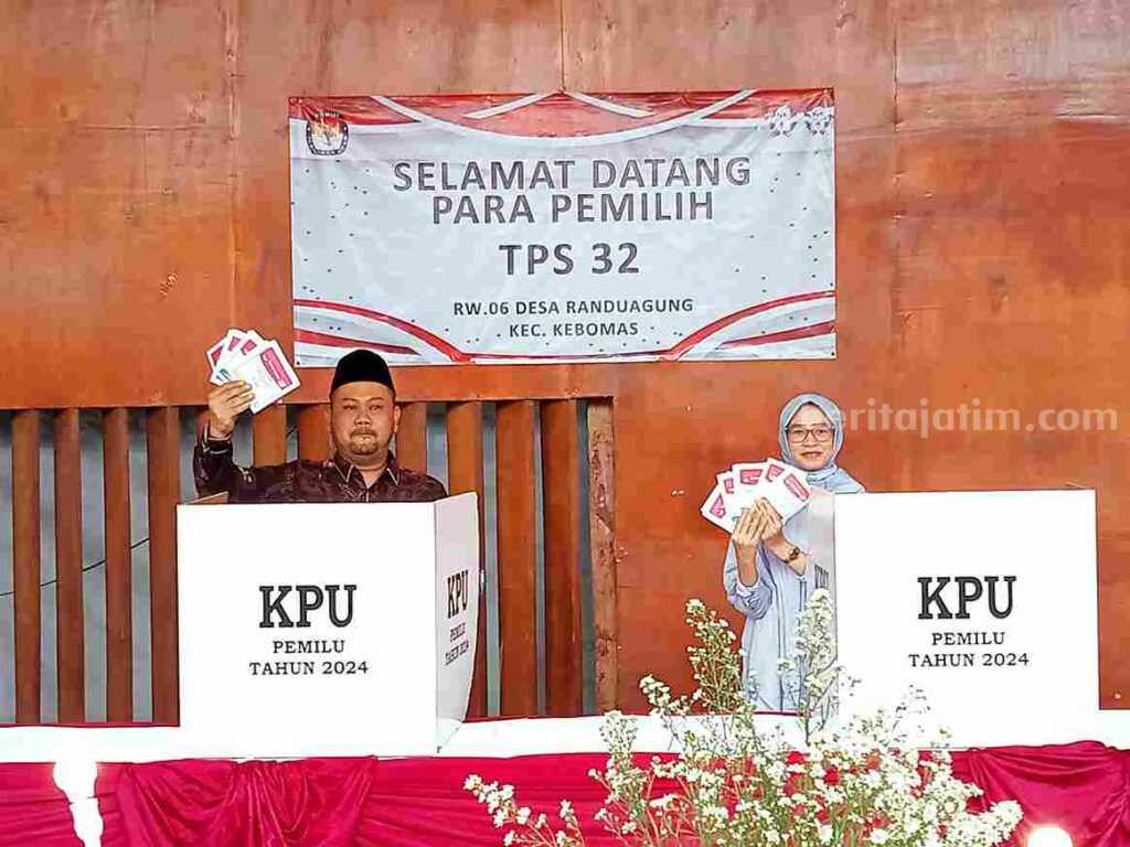 Bupati Gresik dan Keluarga Nyoblos Bareng di TPS 32 Desa Randuagung Foto Berita Jatim