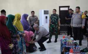 Sinergi, Polres Pamekasan dan Kodim 0826 Gelar Bhakti Sosial dan Kesehatan Foto Berita Jatim