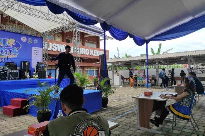 Pemain e-Sports dan Cosplayer Bersaing di Dinus Specta Kediri Foto Berita Jatim