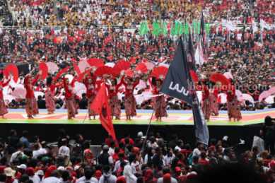 Ganjar-Mahfud Gelar Hajatan Rakyat, Konser Salam Metal di GBK Foto Berita Jatim