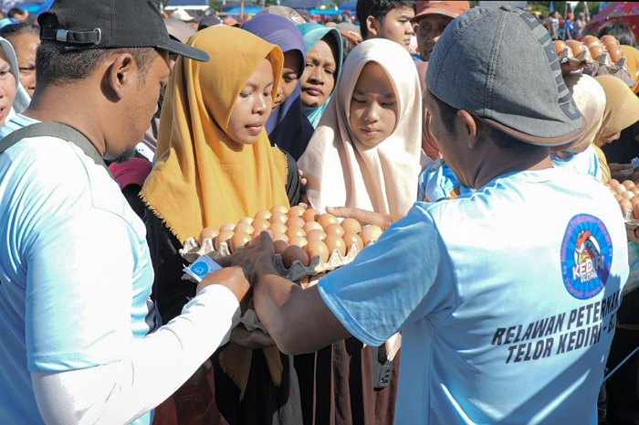 Dukung Paslon 02, Peternak Blitar dan Kediri Sumbang 70 Ton Telur Ayam Foto Berita Jatim
