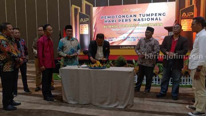 AJP Tumpengan Meriahkan HPN 2024 di Pamekasan Foto Berita Jatim