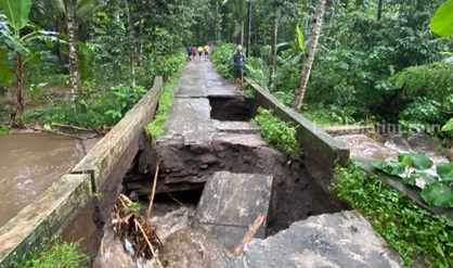 Jembatan Antardesa di Blitar Ambrol, Warga Harus Memutar Sejauh 3 Km Foto Berita Jatim