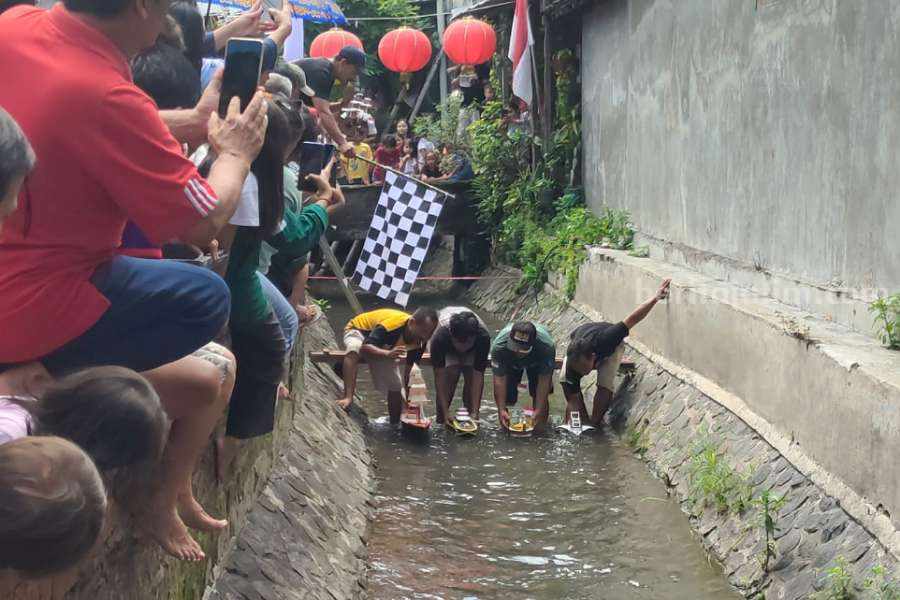 Kampanye Jaga Kebersihan Sungai, Warga Pakunden Kediri Lomba Balap Perahu Foto Berita Jatim