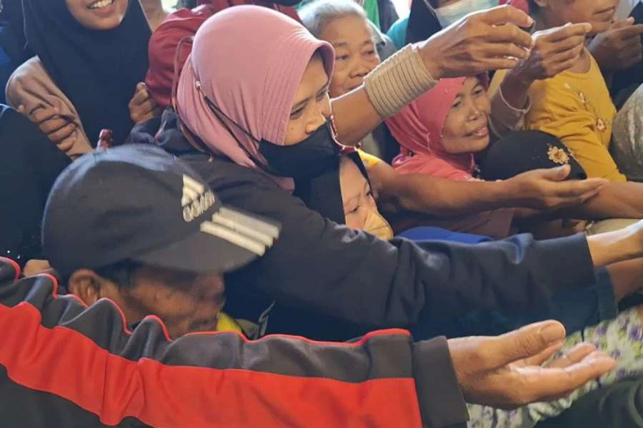 Warga Antre Beras SPHP di Pasar Besar Ngawi Nyaris Ricuh Foto Berita Jatim