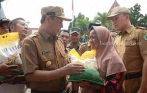 Pj Bupati Pamekasan Bagikan 8 Ton Beras di Pasar Waru Foto Berita Jatim