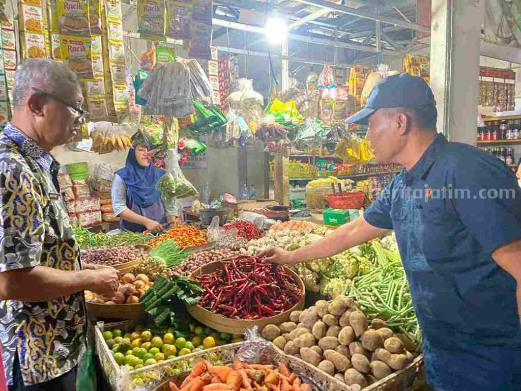 Jelang Ramadhan, Kasat Reskrim Polres Tuban Bersama Diskopumdag Cek Harga Sembako Foto Berita Jatim