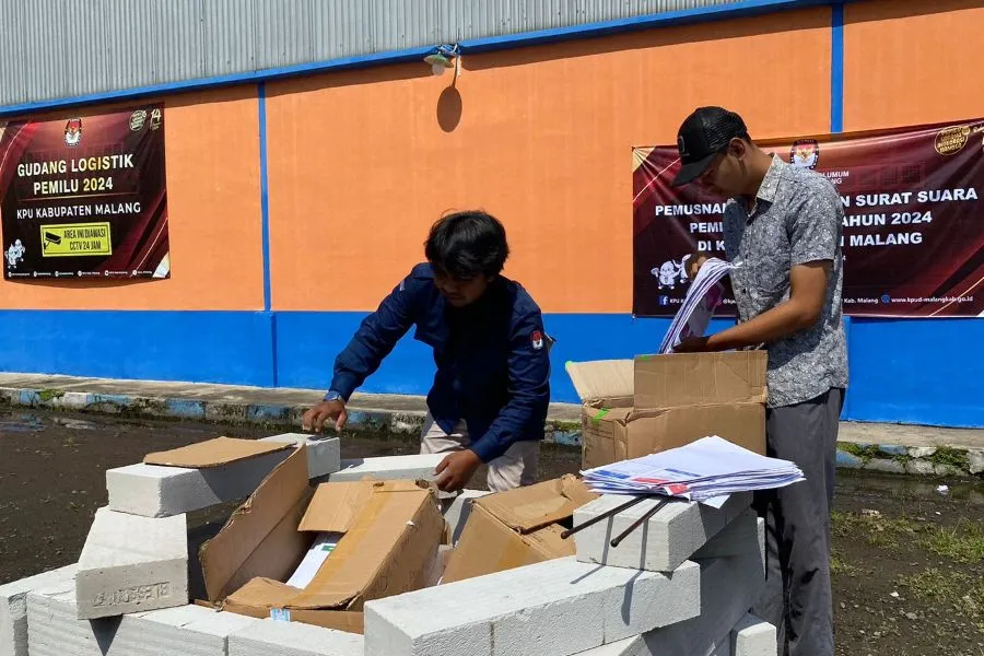 KPU Kabupaten Malang Bakar Surat Suara Rusak Foto Berita Jatim