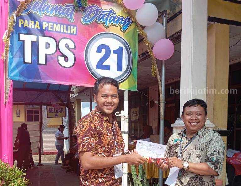 Coblosan Hari Kasih Sayang, Ada Pembagian Cokelat di TPS 21 Rambipuji Jember Foto Berita Jatim