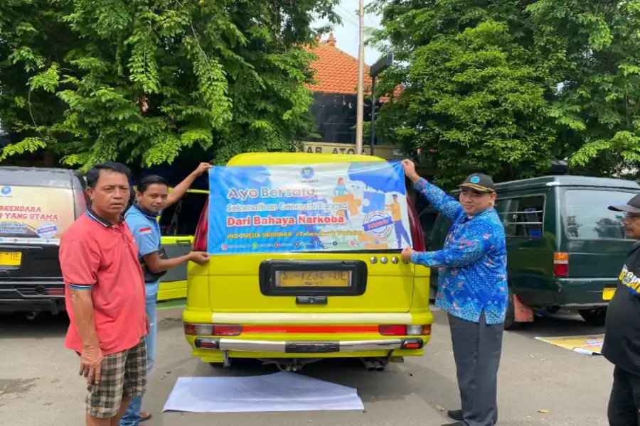 Sosialisasikan Bahaya Narkoba, BNNK Tuban Pasang Branding Stiker di Angkutan Umum Foto Berita Jatim
