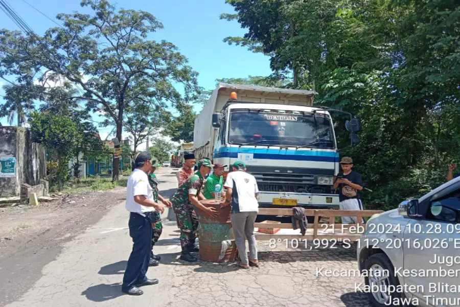 Warga Blokade Jalan Menuju Pabrik Gula RMI, Ini Jawaban PUPR Blitar Foto Berita Jatim