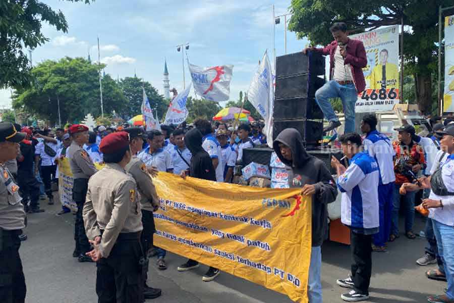 Ratusan Buruh FSPMI Demo di Depan Pemkab Tuban, Begini Kata Disnakerind Foto Berita Jatim