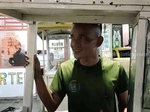 Nazar Tukang Bakso Keliling di Surabaya: Prabowo Presiden, Bakso se-Gerobak Gratis! Foto Berita Jatim