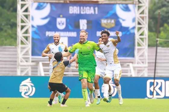 Inilah Kiper Liga 1 Pertama Cetak Gol Musim Ini Foto Berita Jatim