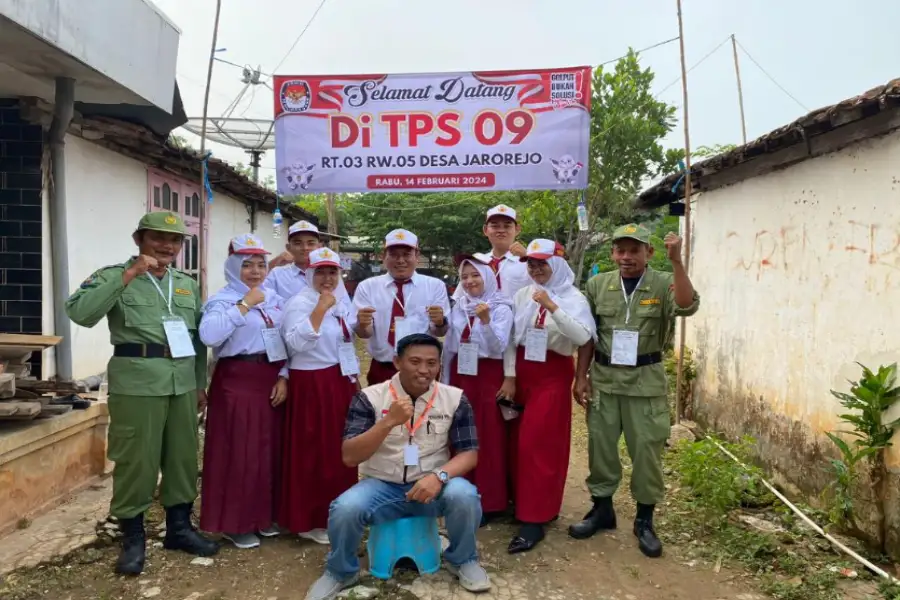 Unik, Anggota KPPS Jarorejo Tuban Pakai Seragam SD Foto Berita Jatim