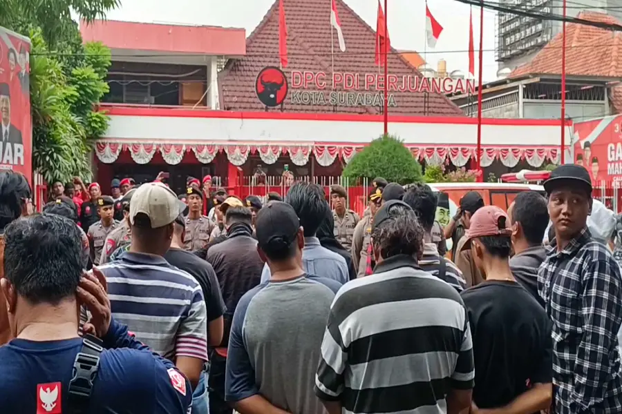 Puluhan Massa Demo Kantor DPC PDI Perjuangan Kota Surabaya: Tolak Hak Angket Foto Berita Jatim