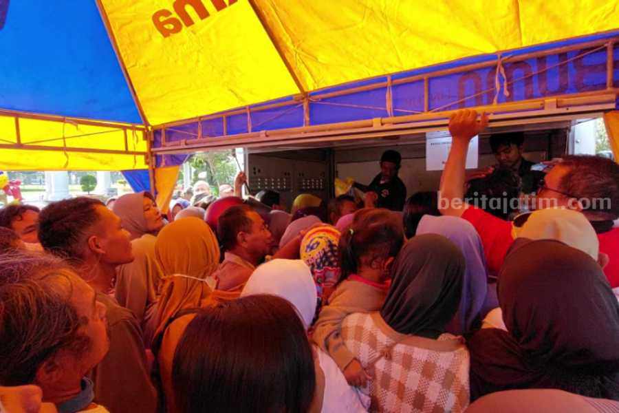 Ratusan Emak-Emak Ngawi Rela Berdesakan Antri Beras Murah Foto Berita Jatim