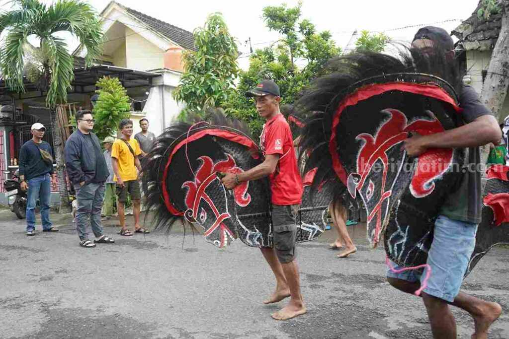 Keliling Desa, Bupati Kediri Saksikan Warganya Berlatih Jaranan Foto Berita Jatim