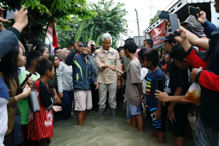 Banjir Bandang Grobogan, Ganjar Dengar Keluh Kesah Warga dan Ajak Gotong Royong Foto Berita Jatim