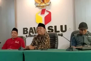 Panwascam Sokobanah Amankan 2 Penyusup Gudang Logistik Pemilu 2024 Foto Berita Jatim