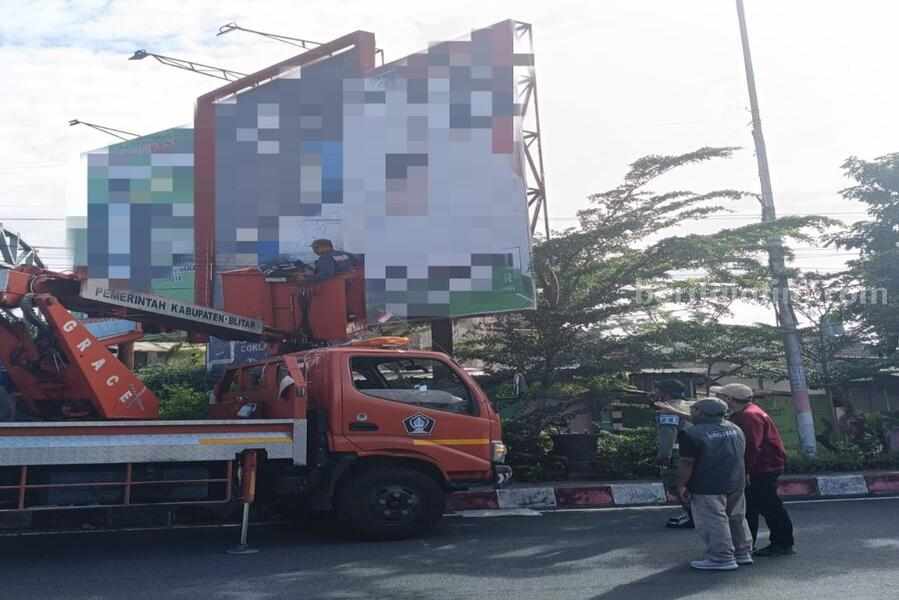 Hari Tenang, Bawaslu Blitar Tertibkan 23.292 Baliho Caleg dan Capres. Foto Berita Jatim