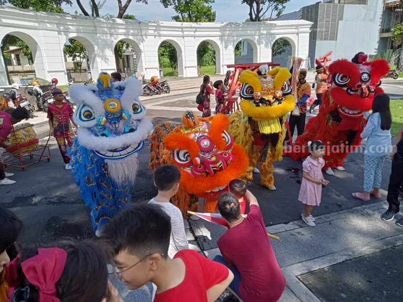 Atraksi Barongsai Sambut Imlek di Rafles Garden Citraland Surabaya Foto Berita Jatim