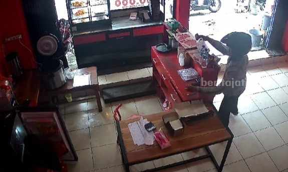 Pembeli Ayam Geprek di Jombang Sambar HP di Meja Kasir Foto Berita Jatim