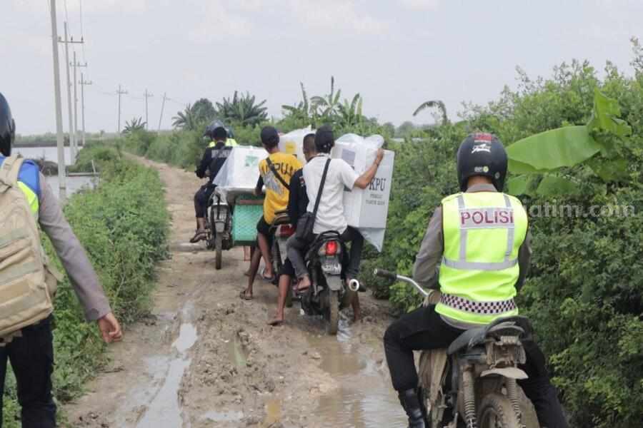 Akses Jalan Sulit dan Bahaya Jadi Cerita Perjuangan Distribusi Logistik di Desa Terpencil Tuban Foto Berita Jatim