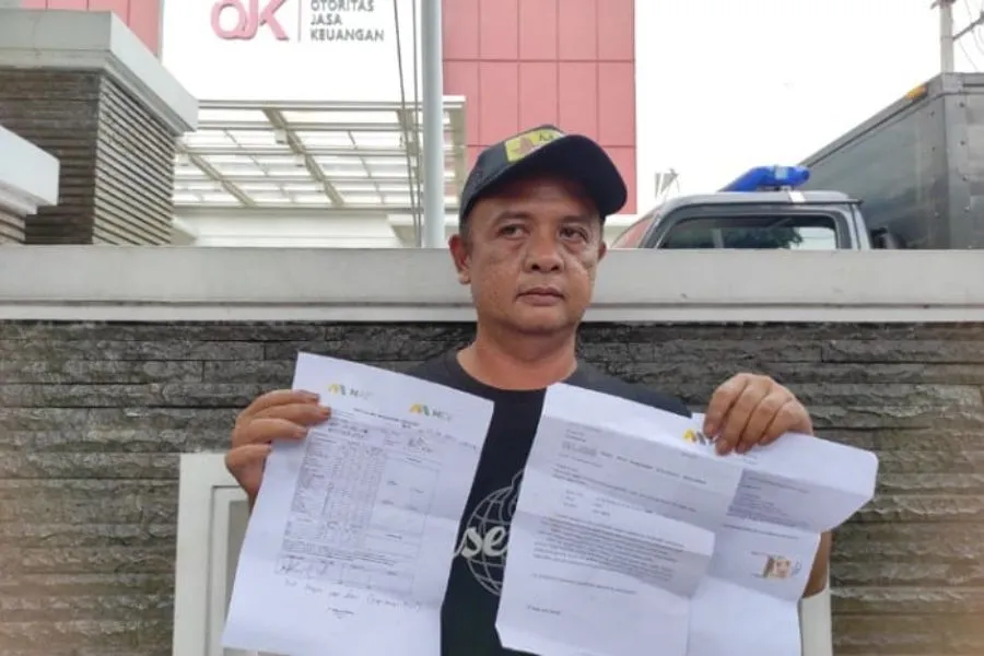 Tak Terima Debt Collector Tarik Paksa Mobil, Warga Demo OJK Kediri Foto Berita Jatim