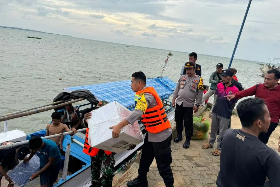 Distribusi Logistik ke Kepulauan Sumenep, Petugas Panggul Kotak Suara Foto Berita Jatim