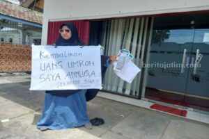 Tuntut Biaya Umroh Dikembalikan, Perempuan Surabaya Demo Sendirian di Sumenep Foto Berita Jatim