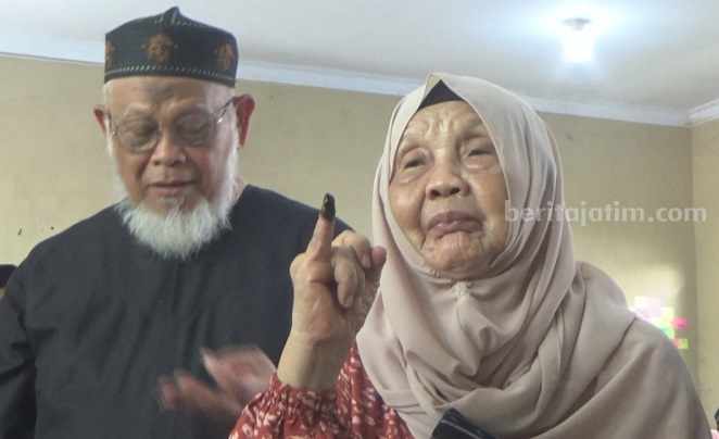 Ibunda Cawapres Muhaimin Pamer Kelingking Usai Mencoblos di TPS 26 Denanyar Jombang Foto Berita Jatim