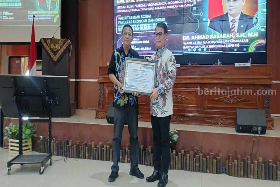 PWI Malang Raya Nobatkan Ahmad Basarah Sebagai Tokoh Peduli Pers Foto Berita Jatim
