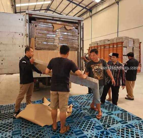 Cuaca Membaik, KPU Kabupaten Gresik Kirim Logistik ke Pulau Bawean Foto Berita Jatim