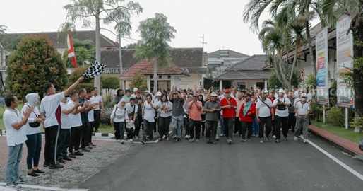 Peringatan HPN 2024, Wartawan dan Polisi Jalan Sehat Keliling Kota Jombang Foto Berita Jatim