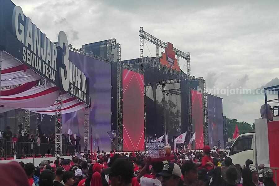 Ribuan Massa Padati Lokasi Kampanye Akbar Ganjar – Mahfud di Banyuwangi Foto Berita Jatim