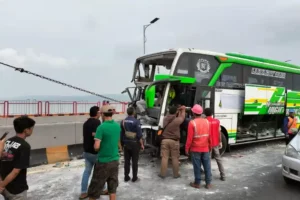 Kecelakaan Maut di Atas Jembatan Suramadu, Sopir Bus dan Truk Meninggal Foto Berita Jatim