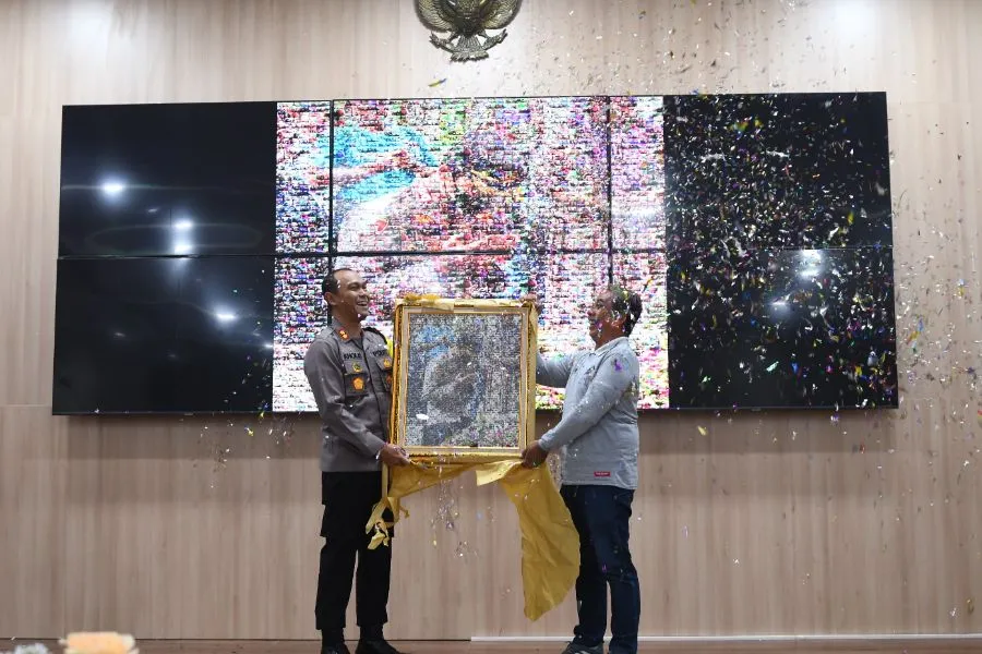 HPN 2024, Kapolres Malang Dihadiahi Mozaik Tragedi Kanjuruhan Foto Berita Jatim