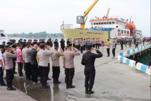 60 Brimob dan Polres Sumenep Amankan Pemilu di Masalembu Foto Berita Jatim