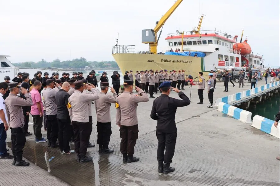 60 Brimob dan Polres Sumenep Amankan Pemilu di Masalembu Foto Berita Jatim
