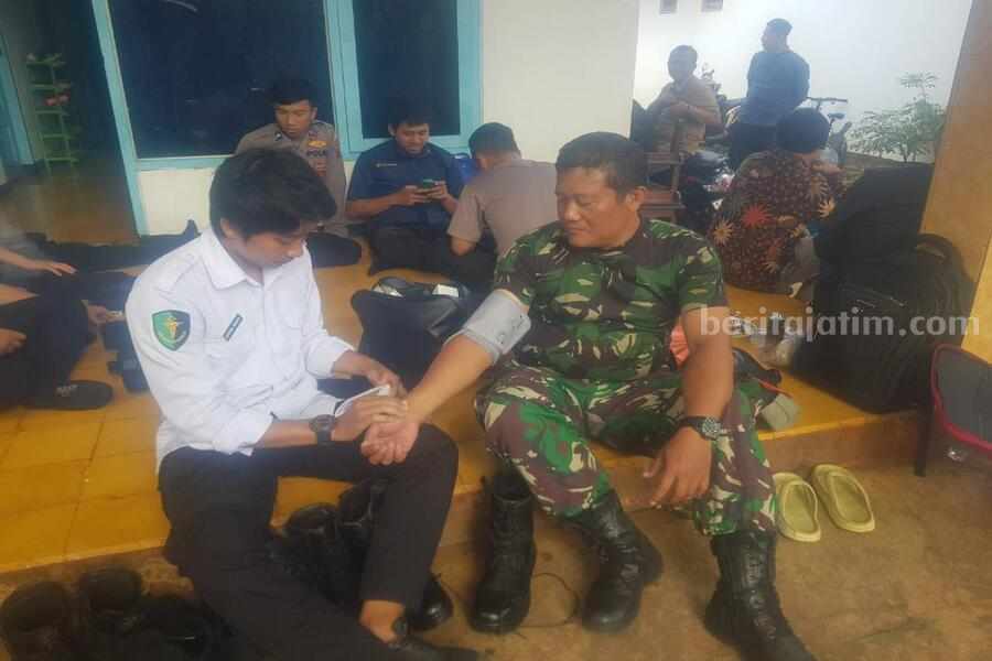 PSU, Polres Lamongan Cek dan Periksa Kesehatan Petugas Pengamanan TPS Foto Berita Jatim