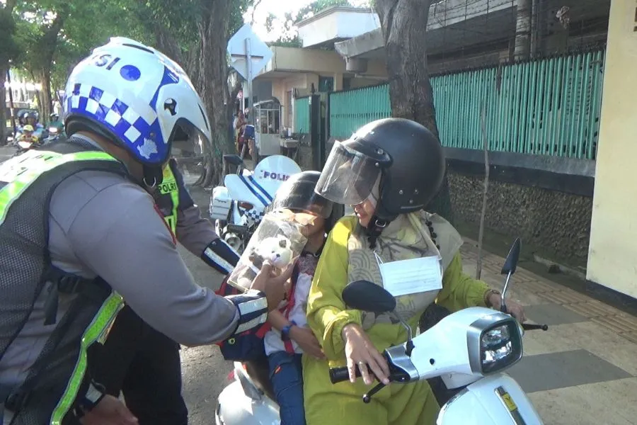 Satlantas Polres Tuban Bagi Boneka Gratis untuk Anak Taat Berlalu Lintas Foto Berita Jatim