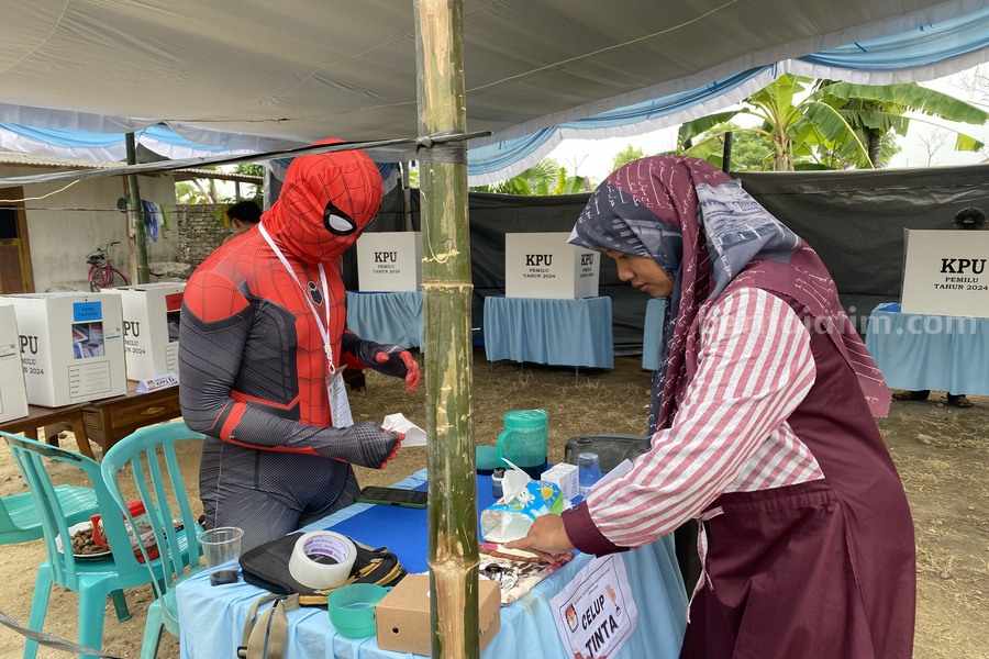 Bikin Ger-geran Ibu ibu, KPPS di Sugihwaras Tuban Berbaju Spiderman Foto Berita Jatim