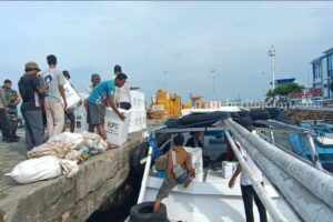 Distribusi Logistik ke Pulau Sakala Sumenep Terpaksa Pakai Kapal Kayu Foto Berita Jatim
