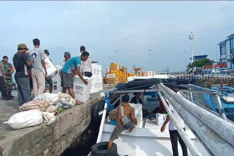 Distribusi Logistik ke Pulau Sakala Sumenep Terpaksa Pakai Kapal Kayu Foto Berita Jatim