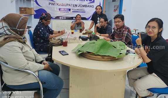 PWI Jombang Gelar Tumpengan Hari Pers Nasional 2024 Foto Berita Jatim