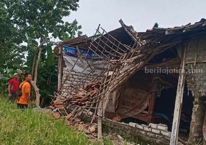 Rumah Janda di Sampang Roboh Diterjang Hujan dan Angin Foto Berita Jatim