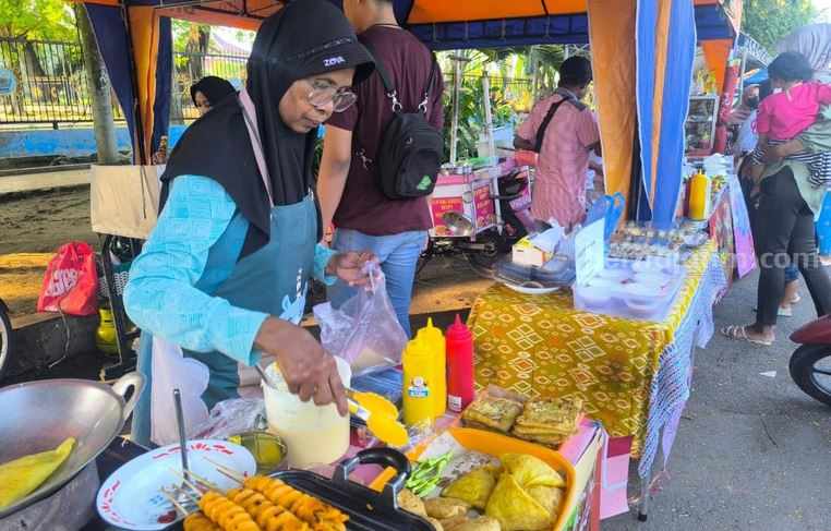 Berburu Takjil di Depan Pendopo Bangkalan Foto Berita Jatim