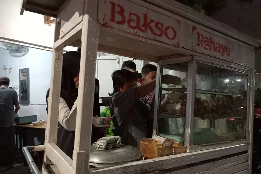 Penuhi Nazar Prabowo Presiden, Pedagang Keliling di Surabaya Bagikan Bakso Gratis Foto Berita Jatim